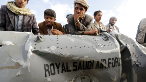 People stand by part of a Saudi fighter jet found in Bani Harith district north of Yemen's capital Sanaa, May 24, 2015. To match Special Report SAUDI-MILITARY/ REUTERS/Khaled Abdullah/File Photo TPX IMAGES OF THE DAY