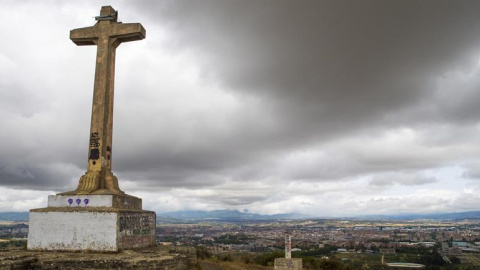 El alcalde de Vitoria, Gorka Urtaran (PNV), se ha mostrado hoy en contra de derribar la cruz ubicada en la cima del monte Olárizu "que el franquismo utilizó de forma partidista" tras la decisión de la Junta Administrativa del concejo de Men