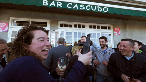 Clientes del Bar Cascudo, ubicado en la parroquia vilalbesa de San Juan, que ha vendido 50 series del número 71.198, agraciado con el premio Gordo del Sorteo Extraordinario de la Lotería de Navidad, lo celebran. | ELISEO TRIGO (EFE)