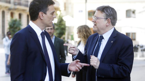 El secretario general del PSOE, Pedro Sánchez, y el líder de los socialistas valencianos y president de la Generalitat, Ximo Puig, momentos antes de firmar un compromiso político en apoyo de la mejora de la financiación autonómica. EFE/Kai 