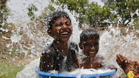 Dos niños indios combaten el fuerte calor. / Amit Dave (Reuters)