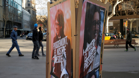 Carteles electorales de Junts per Catalunya y ERC el día después del 21-D en Barcelona./ REUTERS