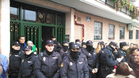 Los agentes echaron del portal a Jorge J. el día del desahucio - Archivo