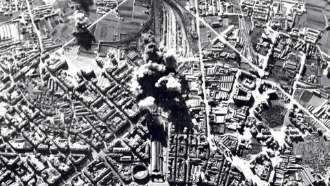 Imagen de uno de los bombardeos sobre la Estación del Norte en Valencia.