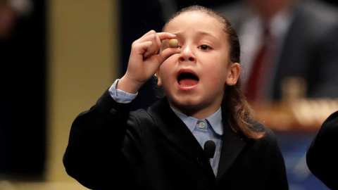 ***CORRIGE NOMBRE DE LA NIÑA***GRAF355. MADRID, 22/12/2017.- Aya canta el 00580, un quinto premio dotado con 60.000 euros a la serie, 6.000 euros al décimo, durante el Sorteo Extraordinario de Lotería de Navidad, el más esperado del año, qu