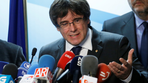 El president cesado Carles Puigdemont, número uno de la lista de Junts per Catalunya, durante su rueda de prensa en el Press Club Brussels Europe, tras las elecciones del 21-D. REUTERS/Francois Lenoir