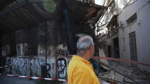 Un ateniense contempla algunos de los daños causados por el terremoto. (ALKIS KONSTANTINIDIS | REUTERS)