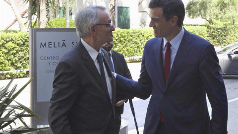 El líder del PSOE, Pedro Sánchez, acompañado del presidente del Círculo de Economía, Antón Costas (i), a su llegada hoy a la segunda sesión en las jornadas empresariales económicas que organiza el Círculo de Economía en Sitges. / TONI GARRI