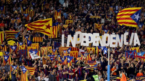 Cientos de esteladas en el Camp Nou en un Barça-Real Madrid.