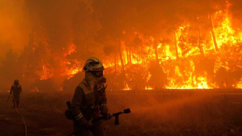 Un bombero, en uno de los incendios que arrasó Galicia el pasado octubre. EFE