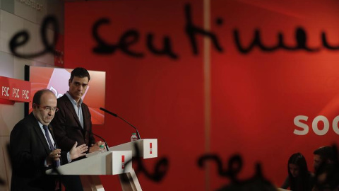 El líder del PSC, Miquel Iceta (i), y el secretario general del PSOE, Pedro Sánchez (d), durante la rueda de prensa que han ofrecido tras la reunión de la ejecutiva PSC. |  Juan Carlos Cárdenas (EFE)