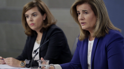 La vicepresidenta del Gobierno, Soraya Sáenz de Santamaría y la ministra de Empleo, Fátima Báñez, durante la rueda de prensa posterior a la reunión del Consejo de Ministros. EFE/Ángel Diaz