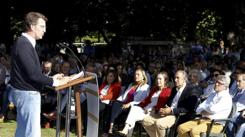 El presidente de la Xunta Alberto Núñez Feijoo, acompañado por la vicepresidenta Soraya Sáenz de Santamaría, la ministra de Fomento Ana Pastor, y la candidata a la alcaldía de Vigo Elena Muñoz, en un pasado acto electoral. EFE/Salvador Sas