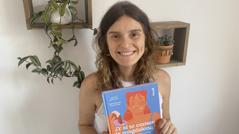 La psicoterapeuta María Lerín con su libro