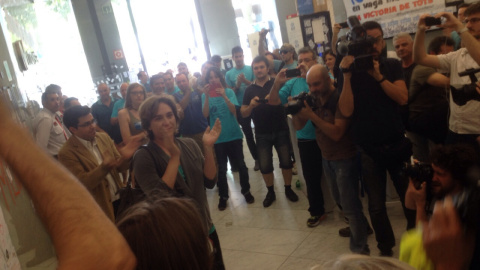 Ada Colau con Gerardo Pizzarello, apoyando a los trabajadores subcontratados de Telefónica en la sede del Mobile World Centre de la plaza Cataluña de Barcelona.