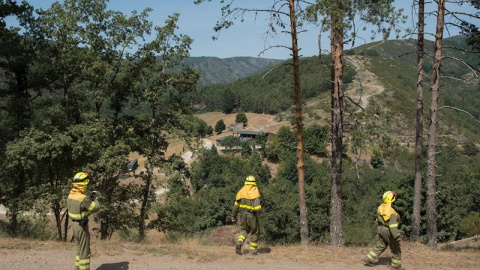 Bomberos forestales trabajan en las tareas de extinción de los dos incendios declarados en el parque natural de O Invernadoiro. - EFE