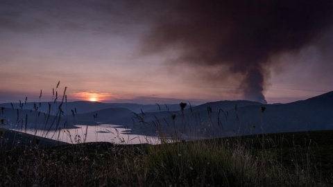 Vista general del incendio forestal que ha afectado al parque natural de O Invernadoiro, en la provincia de Ourense. - EFE