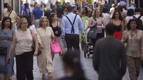 Detalle del flujo de personas por la calle Velázquez de Sevilla, a 21 de junio de 2022 en Sevilla.