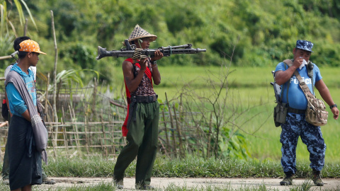 Un soldado sujeta una metralleta en Myanmar./REUTERS