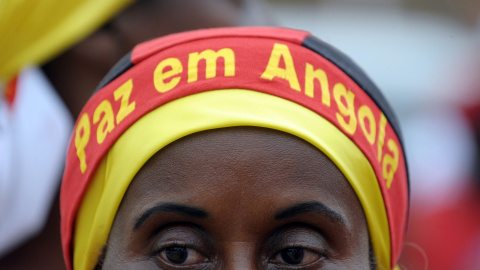 Una mujer se manifiesta por la paz en Angola./AFP