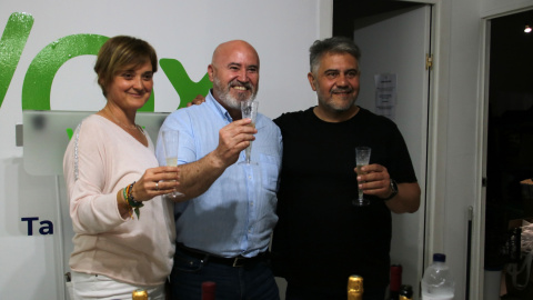 Francisco Javier Gómez, cap de llista de Vox a Tarragona, amb Judit Gómez i Jaume Duque, els números 2 i 3, respectivament, celebrant amb cava els resultats electorals del 28-M