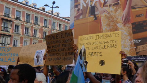 01/07/2022 Varios carteles en la manifestación contra la masacre de Melilla. Uno de ellos indica "No queréis migrantes, pero sois los causantes de las guerras en sus países".