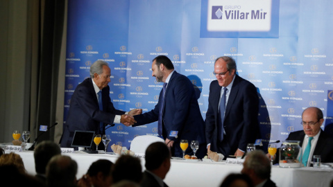 El ministro de Fomento, José Luis Ábalos, saluda al presidente del Grupo Villar Mir, Juan miguel Villar Mir, en presencia del portavoz del PSOE en la Asamblea de Madrid, Ángel Gabilondo, antes de participar en un desayuno informativo de la 