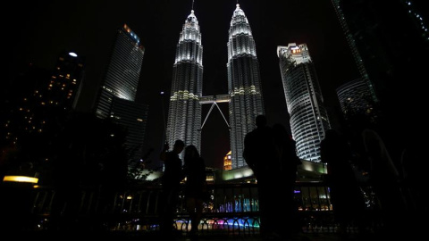 arias personas toman fotografías de las Torres Gemelas de Petronas momentos antes del apagón simbólico con motivo de la "Hora del Planeta" en Kuala Lumpur (Malasia) hoy, 25 de marzo de 2017. Los principales edificios y monumentos de Pamplon