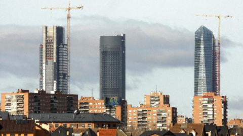 Vista general de Madrid que muestra tres de los rascacielos del Complejo Madrid Arena, (de izda. a dech.) laTorre Repsol, la Torre Sacyr y la Torre Cristal.