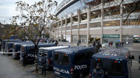 Furgones de Policía Nacional a las afueras del Vicente Calderón.