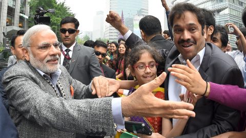 Narendra Modi dando la mano a multitud de personas que se concentraron en las calles de Seoul / REUTERS