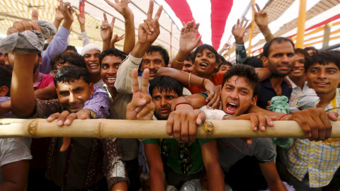 Grupo de personas en la India, esperando ver a Modi / REUTERS