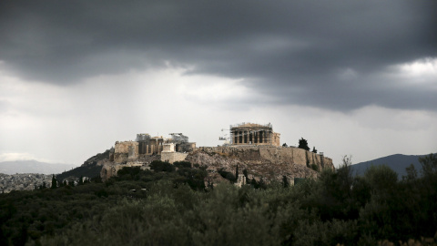 Nubes oscuras sobre la Acrópolis, en Atenas. E.P.