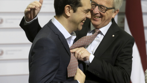 El presidente de la Comisión Europea,  Jean-Claude Juncker, saluda cordialmente al primer ministro griego, Alexis Tsipras, a su llegada a la última reunión de la UE en Riga. REUTERS/Ints Kalnins