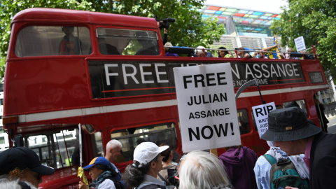 (1/07/22) Un autobúsacompaña el 'tour' de la protesta por la liberación de Assange, realizada el 1 de julio de 2022.