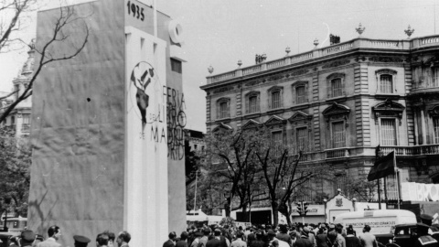 El camión librería, en la Feria del Libro de Madrid de 1935.