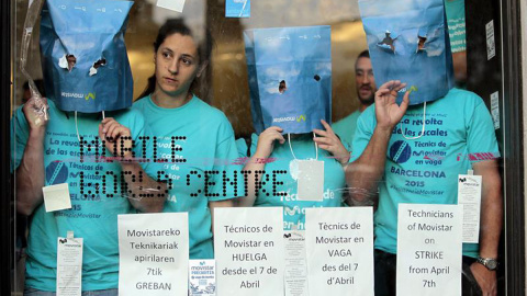 Trabajadores subcontratados por Telefónica, en el Mobile World Center (MWC) de Barcelona. / EFE