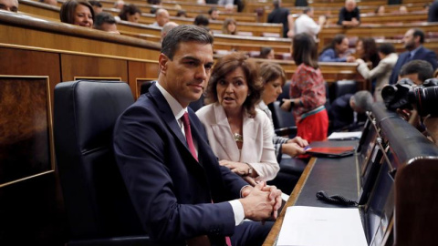 El presidente del Ejecutivo, Pedro Sánchez, junto a la vicepresidenta, Carmen Calvo, en sesión de control al Gobierno en el Congreso. EFE/Juan Carlos Hidalgo