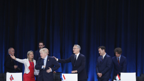 El secretario general de la OTAN, Jens Stoltenberg junto con el primer ministro británico, Boris Johnson durante la segunda jornada de la cumbre de la OTAN en Madrid.