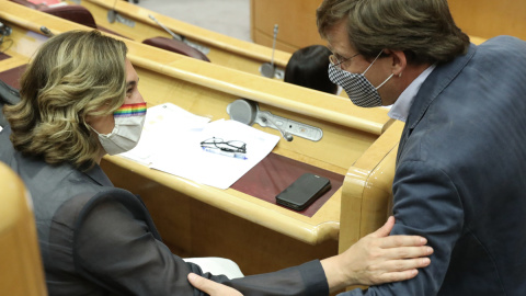 La alcaldesa de Barcelona, Ada Colau, y el alcalde de Madrid, José Luis Martínez-Almeida, conversan durante la inauguración de la jornada ‘Cities 2030, a 8 de septiembre de 2021.