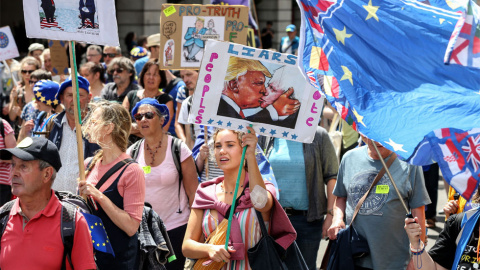 20/07/2019.- Miles de personas han marchado este sábado por las calles de Londres bajo el lema 'No a Boris, sí a Europa'. EFE/Hollie Adams