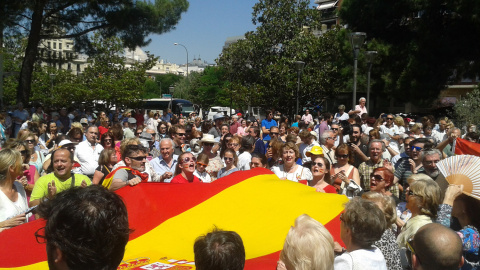 Manifestantes de la concentración 'anti-podemos', con una bandera de España gigante / A.I