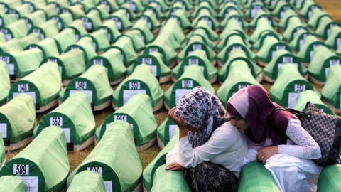 Una foto de archivo del 11 de julio de 2010 muestra a mujeres musulmanas bosnias llorando sobre un ataúd durante el funeral de 775 musulmanes bosnios recién identificados en el Centro Conmemorativo Potocari en Srebrenica. EFE/EPA/Fehim Demi