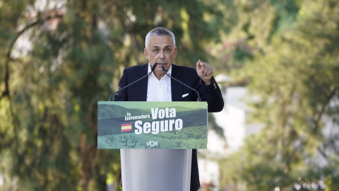 El candidato de Vox a la Presidencia de la Junta de Extremadura, Ángel Pelayo, pide el voto durante un acto.