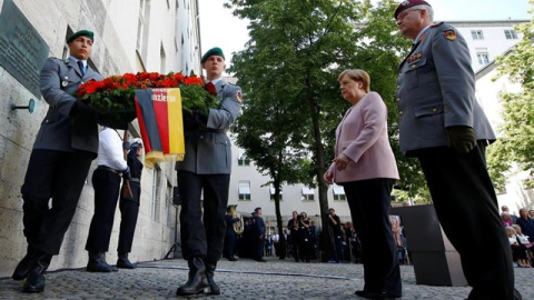 20/07/2019.- Canciller Angela Merkel durante la ceremonia militar de este sábado en Berlín. REUTERS/Fabrizio Bensch