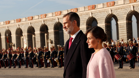 Felip de Borbó i Letizia Ortiz davant la formació de la Guàrdia Reial / Casa Real