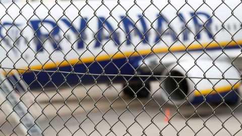 Un avión de Ryanair apacado en el hangar de un aeropuerto alemán. (WOLFGAN RATTAY | REUTERS)