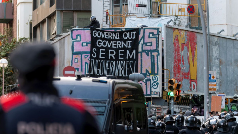 La manifestación a favor de la okupación en su llegada al Kubo y la Ruïna, a 11 de mayo de 2023, en Barcelona.