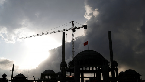 Grúas de la construcción de una nueva mezquita en la céntrica Plaza Taksim, en Estambul. REUTERS/Murad Sezer