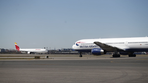 Aviones de Iberia y de British Airways, del grupo aéreo IAG, en las pistas del aeropuertos Adolfo Suárez-Madrid Barajas. E.P.